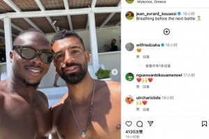 浙江外援埃弗拉晒与萨拉赫合影：下场比赛前，呼吸呼吸新鲜空气