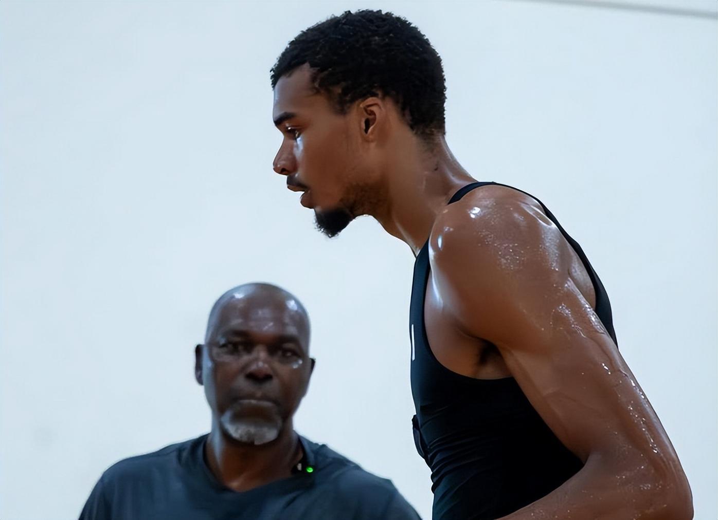 开云体育-254盖帽+176盖帽！联盟第1！文班亚马疯狂增肌，他要抢DPOY