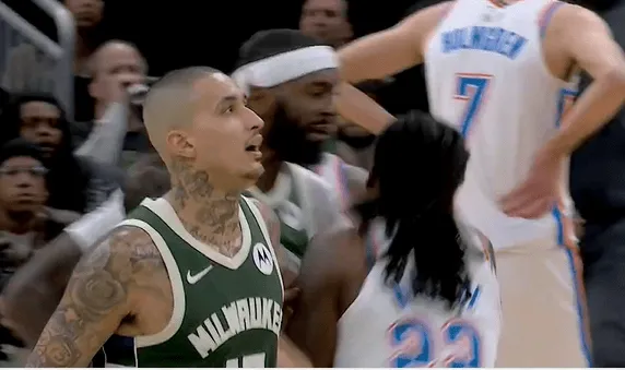 开云体育-波蒂斯肘倒华莱士随后华莱士还击波蒂斯，裁判各打五十大板